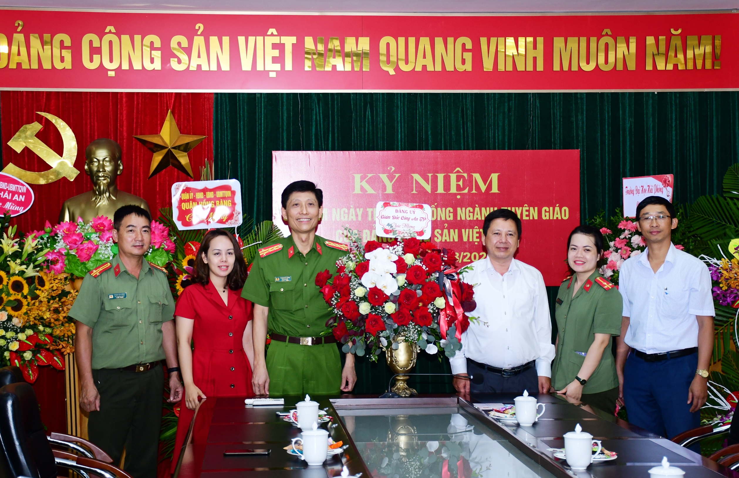 Công an thành phố chúc mừng Ban tuyên giáo Thành ủy nhân dịp 90 năm Ngày truyền thống ngành tuyên giáo của Đảng